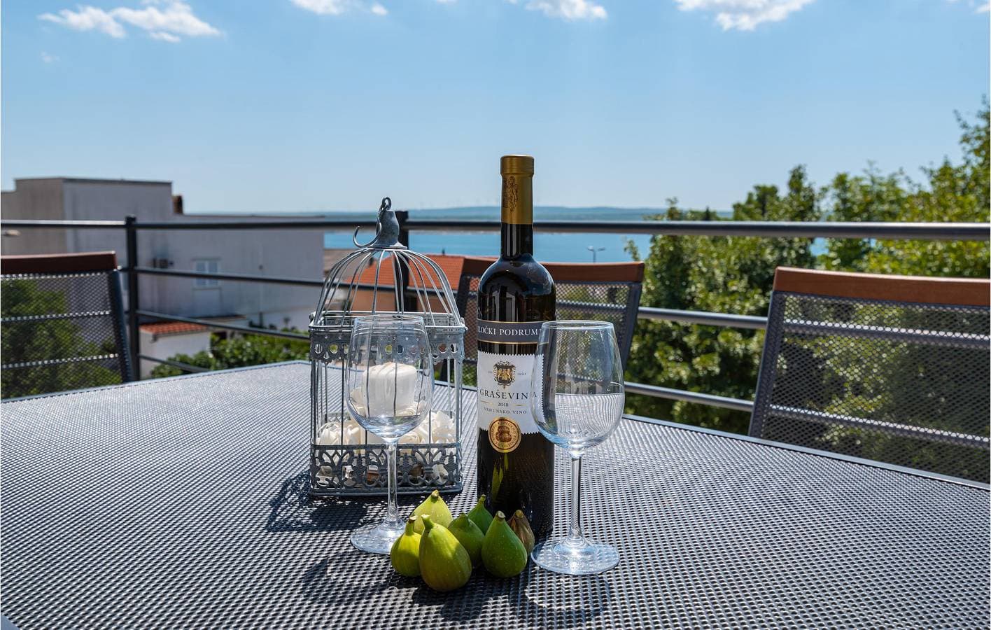 Foto 12 von 37: Ferienwohnung am Meer mit Terrasse, Küche und Parkplatz in der Nähe von Novigradsko Mehr