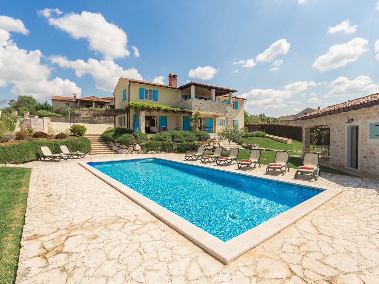 Villa mit Pool, Garten und Sommerküche 1