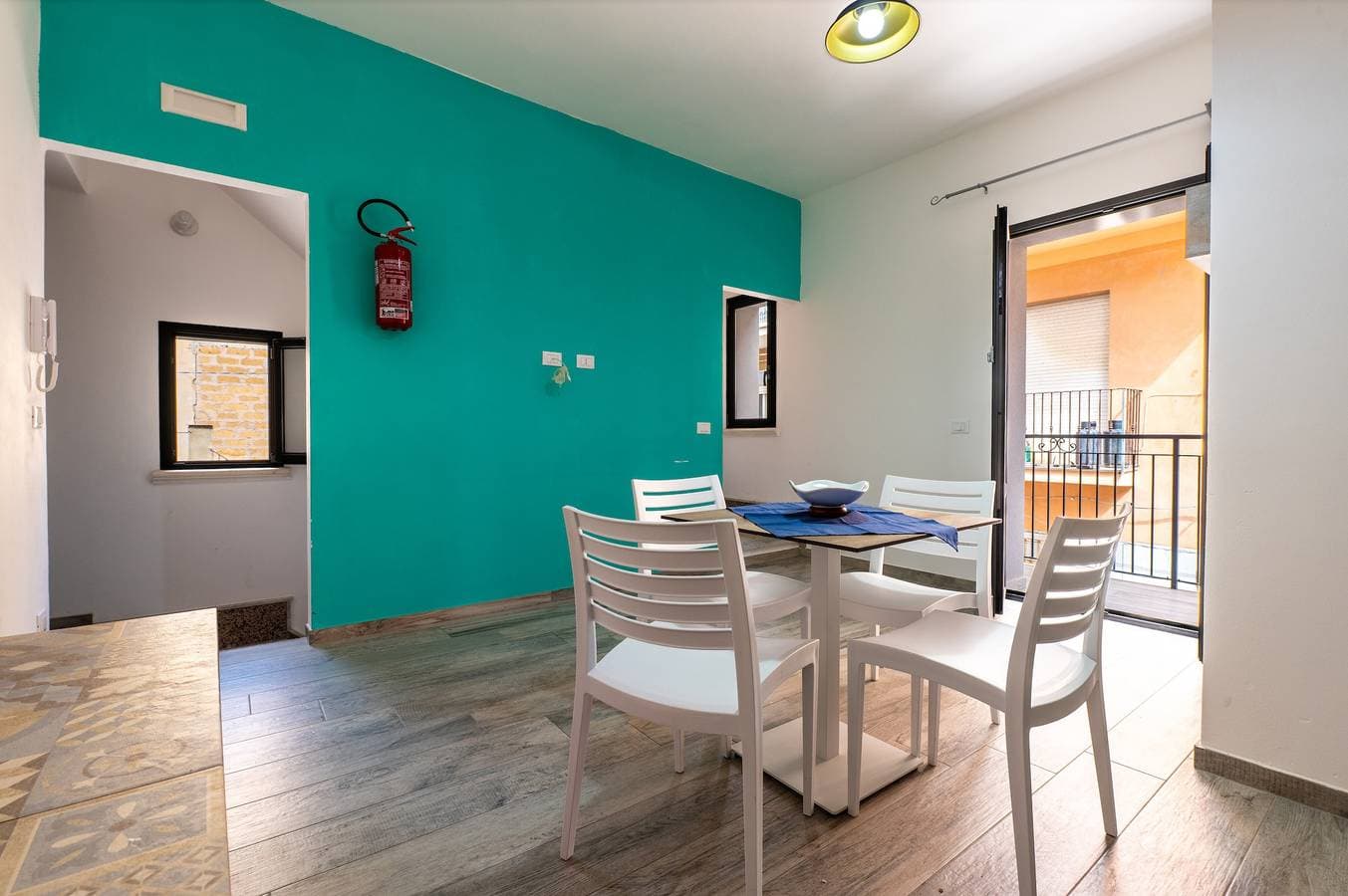 Foto 6 von 23: Zimmer 'Perla Marina – Cattedrale di Sale' mit Balkon, WLAN, Klimaanlage und Gemeinschaftsküche