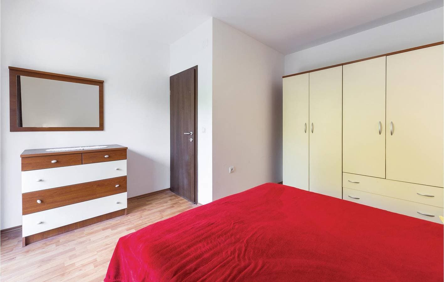 Foto 12 von 24: Gemütliche 300 m zum Strand: Klimatisierte Wohnung mit Terrasse und Parkplatz