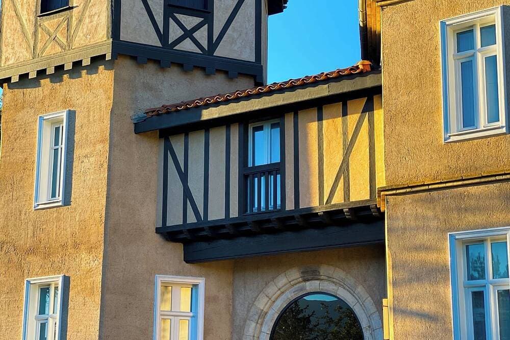 Foto 8 von 30: Kleine charmante Schloss