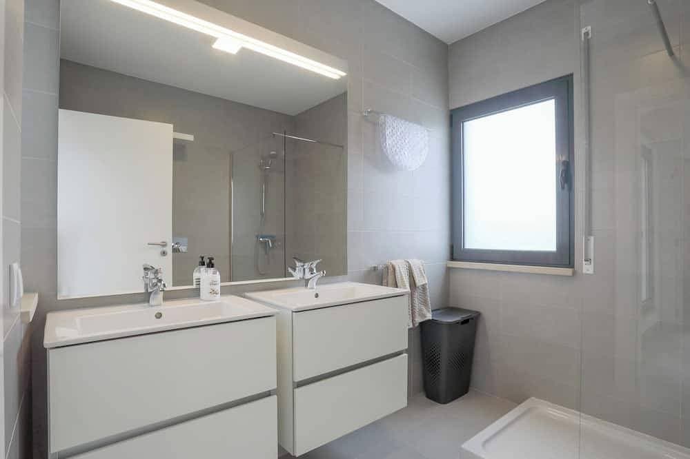 Foto 9 von 30: Detached Villa with Private Pool & Outdoor Kitchen Near City & Beach