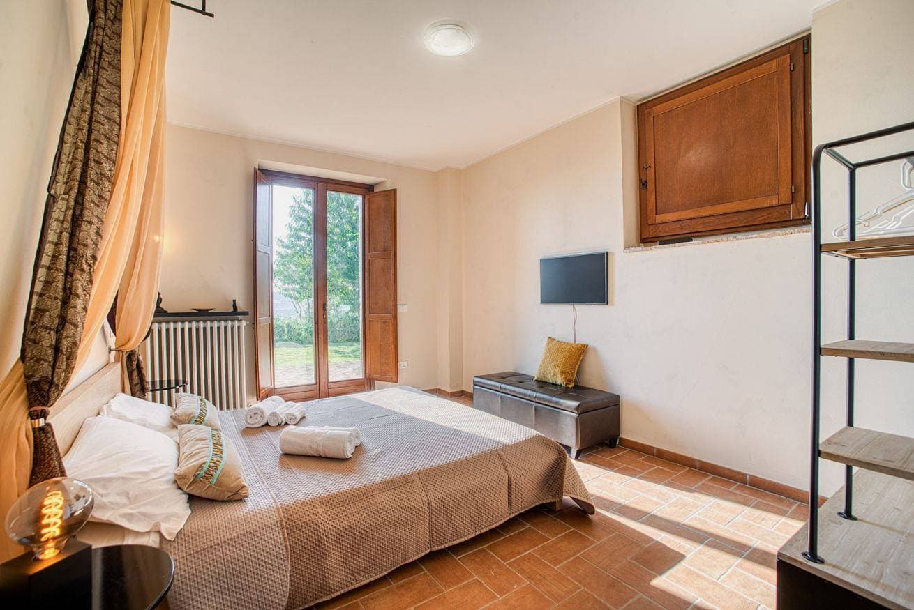 Foto 3 von 19: GuestHost - Casale dei Tramonti - Nature's Haven Olivi Apartment in Renovated Farmhouse with Pool