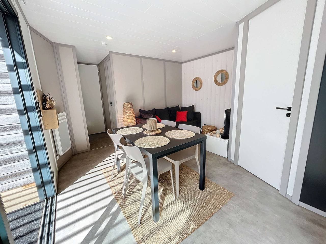 Foto 7 von 34: Gemütliches Ferienhaus mit beheiztem Pool, 4 Schlafplätze und privater Terrasse