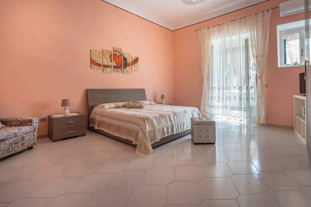 Foto 2 von 30: Die Mispel, Private newly-refurbished 3 bedroom apartment with large terrace, air-conditioning, outd...