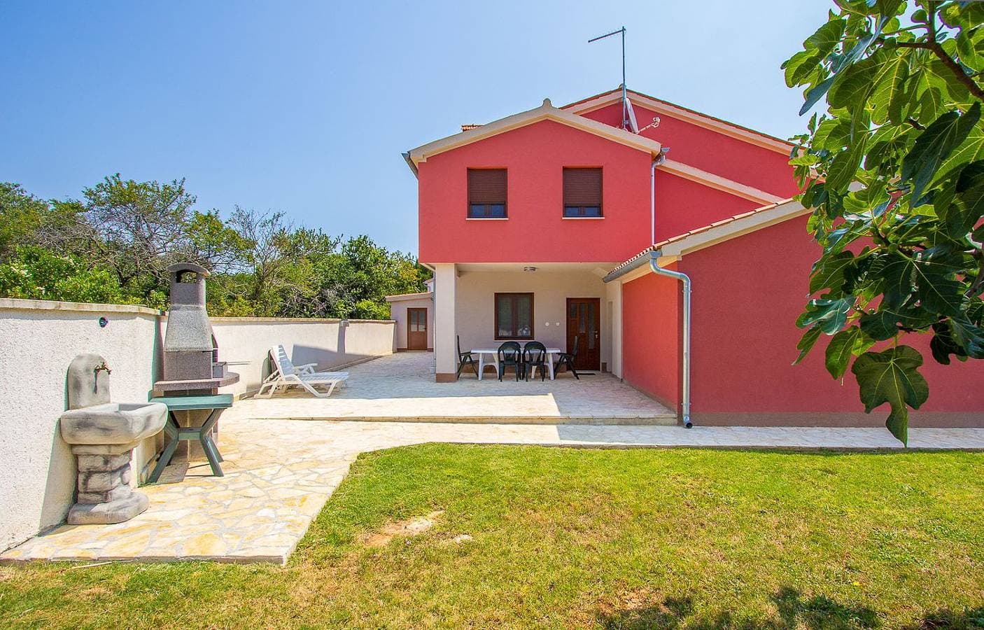Foto 2 von 21: Ferienwohnung nur 500 Meter bis zum Kieselstrand mit Küche, Klima, WLAN, Haustiere erlaubt