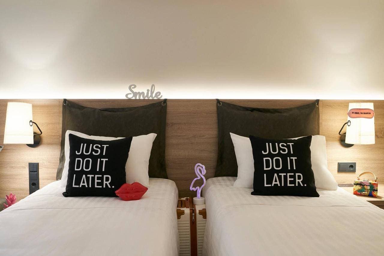 Foto 6 von 9: Moxy Twin Standard, Guest room, 2 Twin/Single Bed(s)