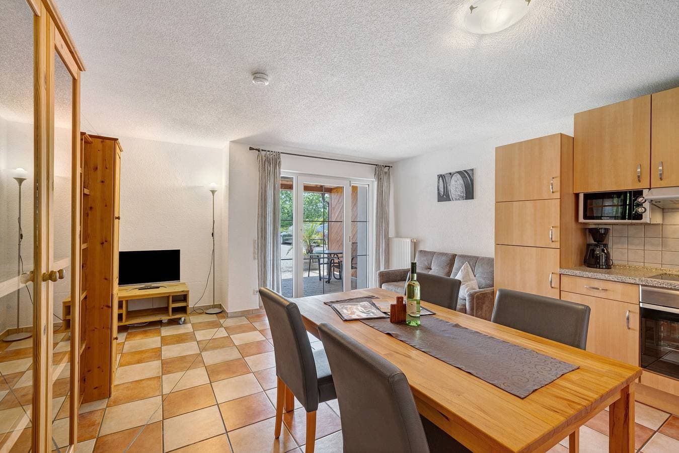 Foto 2 von 18: 1-Zimmer-Ferienwohnung Haus 4 mit Seeblick, Gemeinschaftsterrasse und Wi-Fi