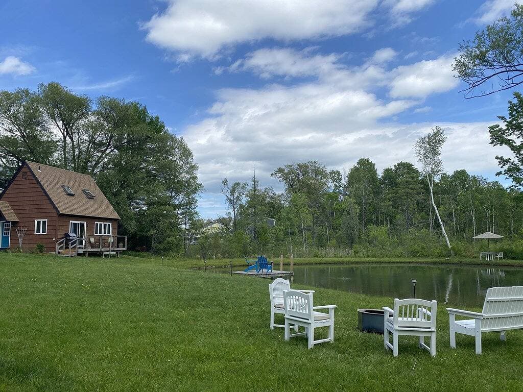 Foto 5 von 34: Home with a spring-fed pond and mountain view.