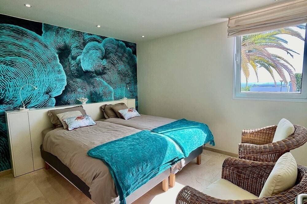 Foto 3 von 30: Luxuriöse, lichtdurchflutete Villa mit Pool, 50 m vom Meer entfernt