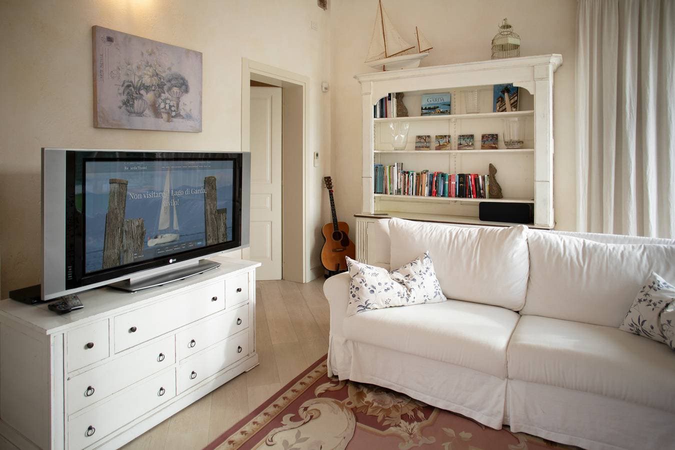 Foto 10 von 45: Regarda - "Villa Infinity", Stillvoll und Elegant  mit privatem Pool und Seeblick