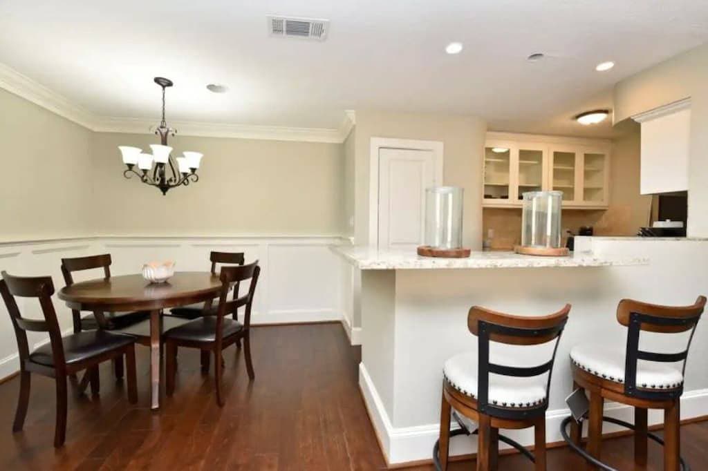 Foto 4 von 21: Private Condo Near Downtown