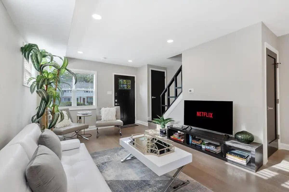 ALX Getaway Near Old Town & METRO rail station 1
