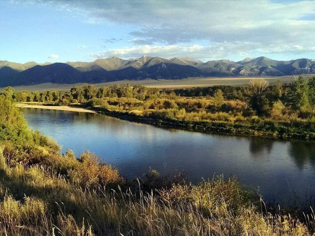 Foto 5 von 52: River Rest Luxury Cabin - The Beaverhead. Beautiful River and Mountain Views!!!