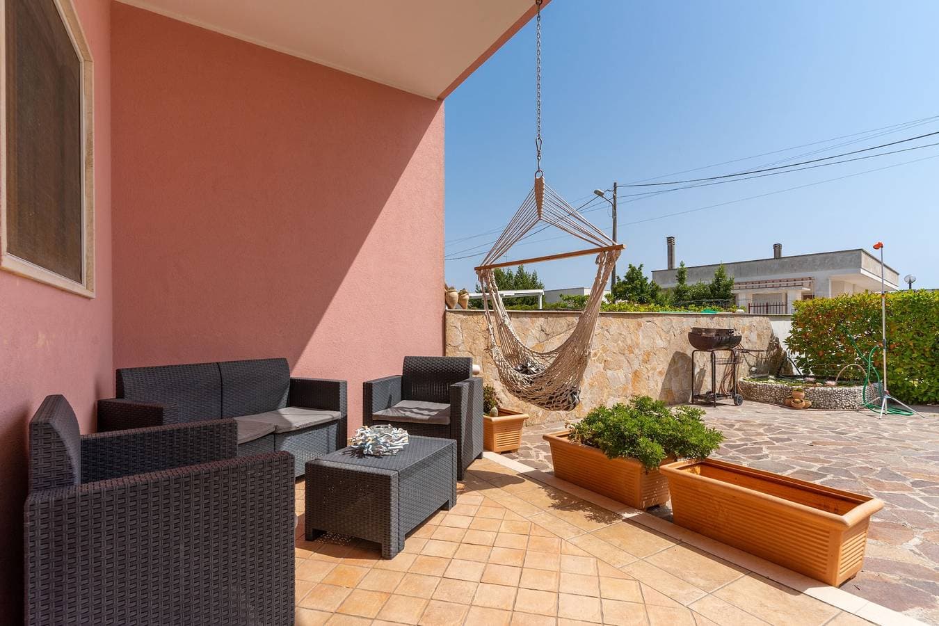 Foto 4 von 25: Ferienwohnung Amare 1 in Strandnähe mit überdachter Terrasse und Garten