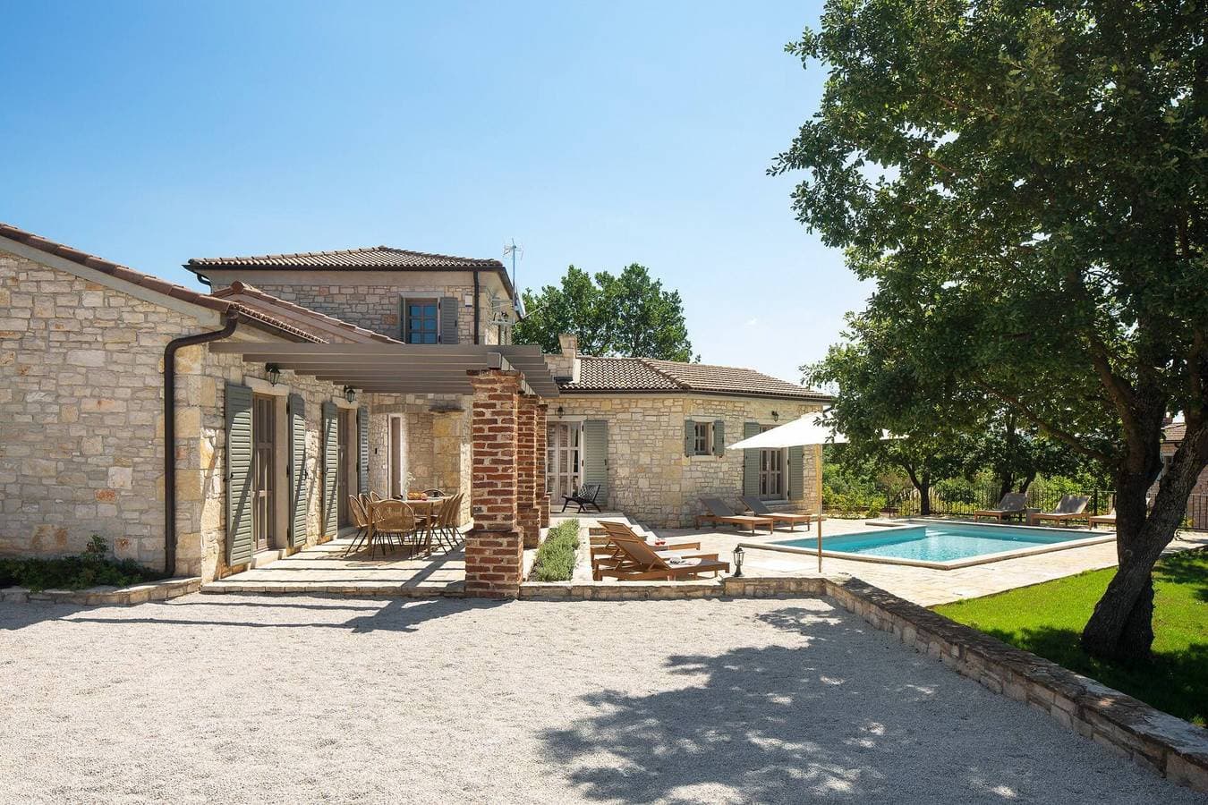 Foto 5 von 16: Rustikale Villa Sambucus mit Pool, tierfreundlich, ruhige Lage, ideal für Familien, privater Parkplatz, Terrasse, eleganter Garten.
