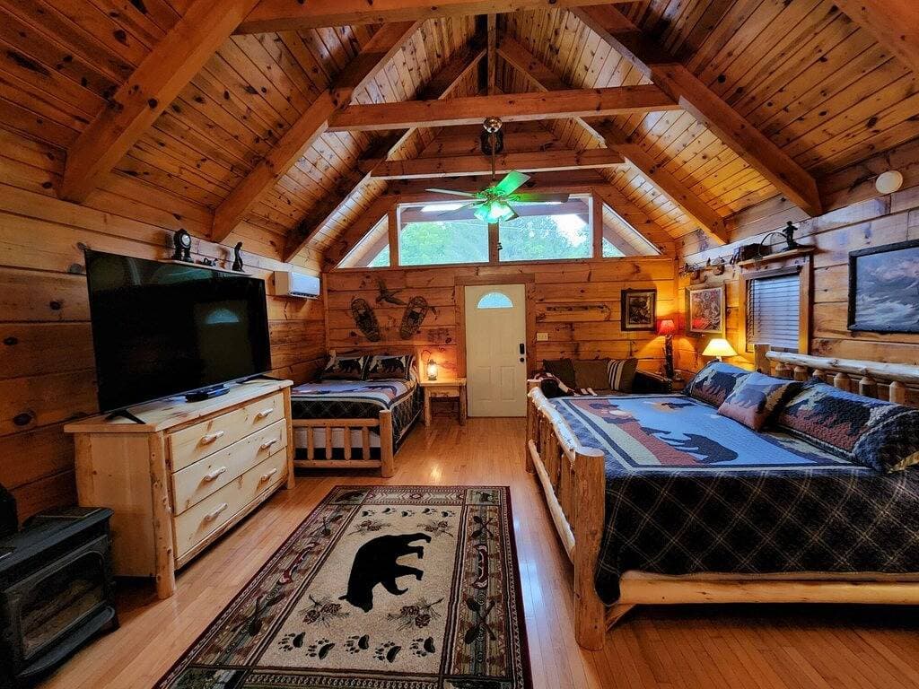 Foto 4 von 41: A Rushing Stream of Dreams Creekside Cabin 1 min to National Park!
