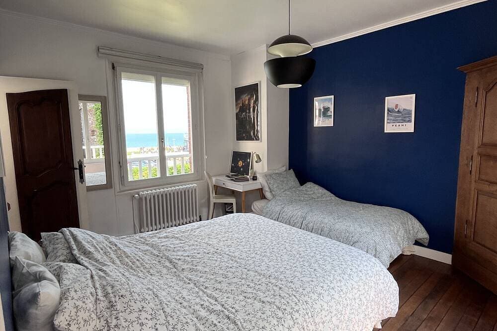 Foto 4 von 30: Villa Léonie, Der Strand direkt vor der Tür, der Garten ganz für Sie allein