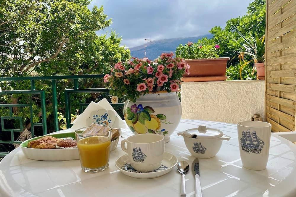 Villa 150 meters from the sea and 5 km from the airport. Villa Melina. 1