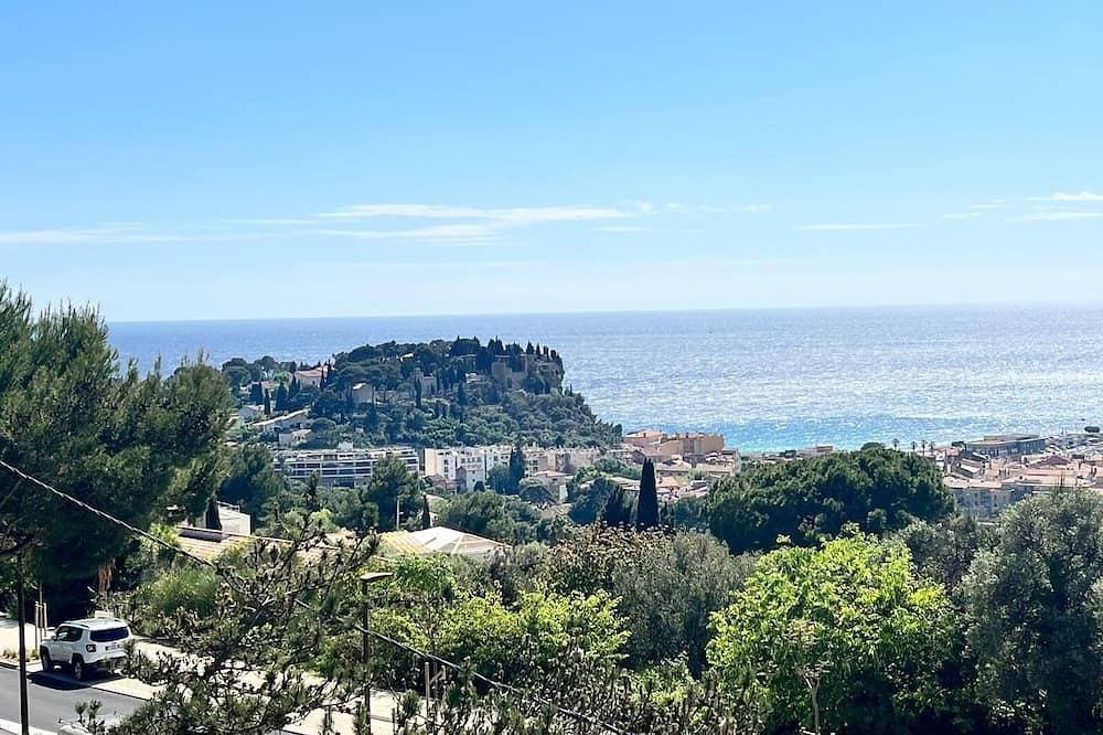 In the heights of Cassis, quiet studio with private parking and swimming pool. 1