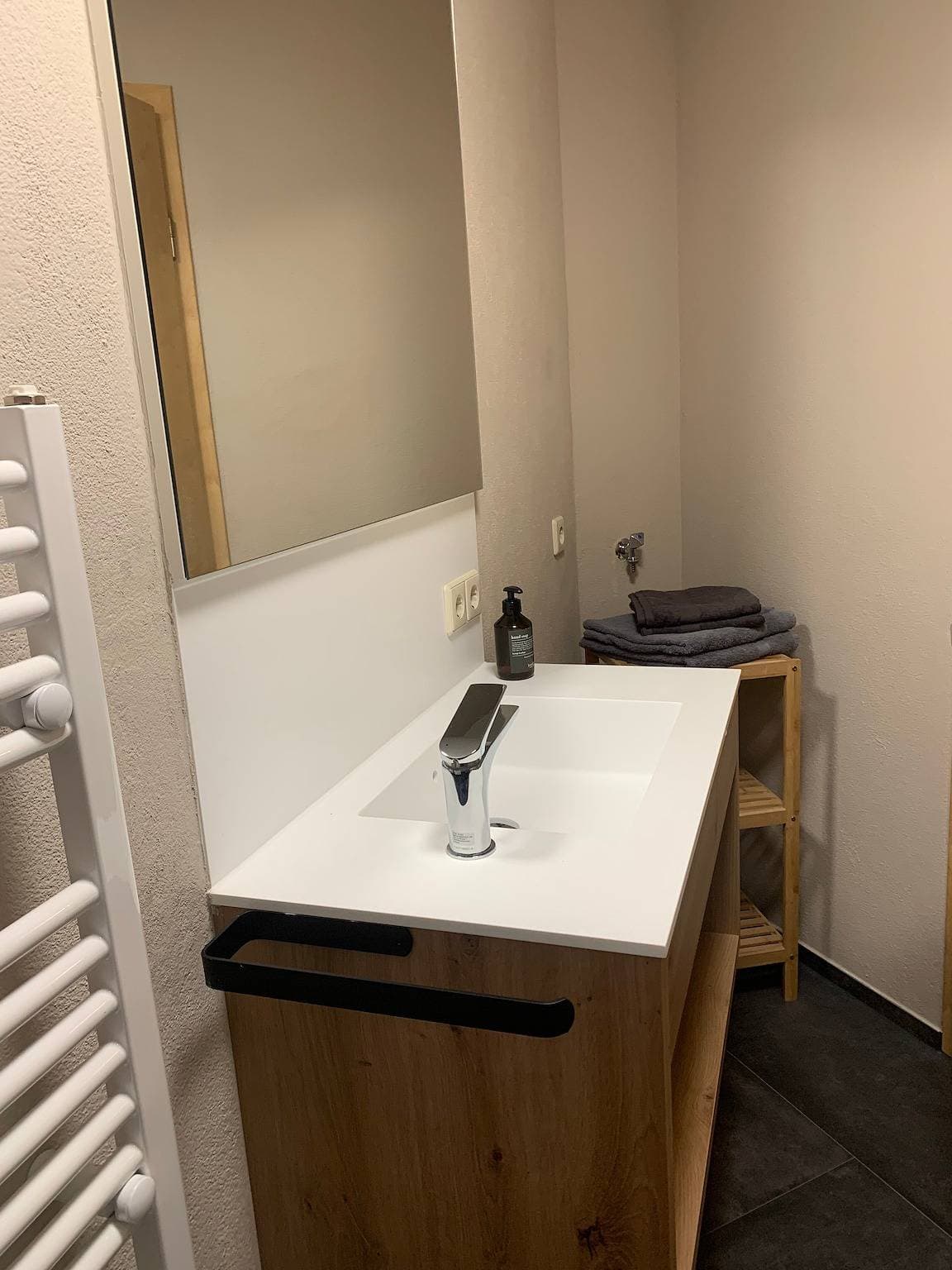 Foto 13 von 17: Kleine Ferienwohnung mit Seeblick, Balkon und Wi-Fi