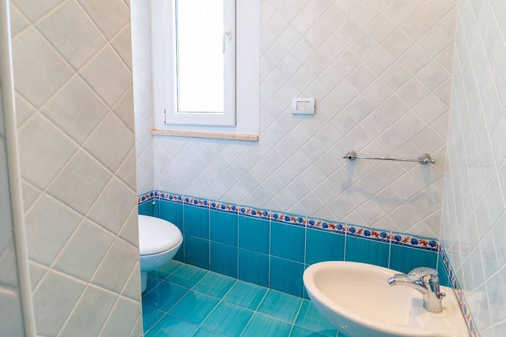 Foto 8 von 22: Diese gemütliche Wohnung befindet sich im Herzen von Torregrande, nur wenige Meter vom Strand entfernt, in einer Wohnanlage direkt am Meer und ist die ideale Lösung für einen entspannten Urlaub auf Sardinien. Die Unterkunft liegt nicht direkt zur Meer