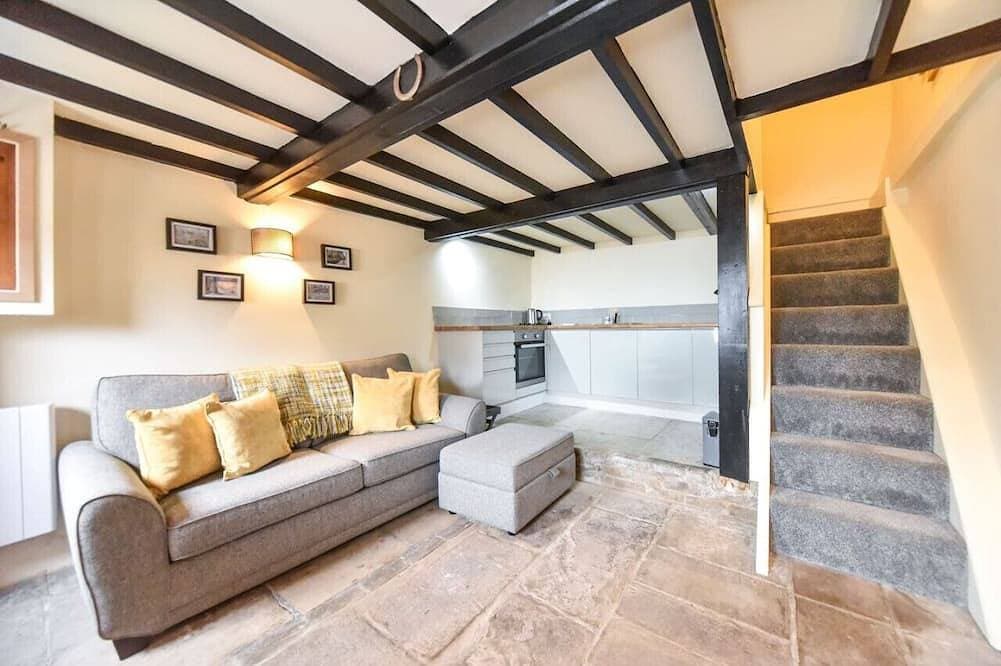 Chatterbox Cottage, romantic hideaway in the Picturesque Derbyshire Dales 1