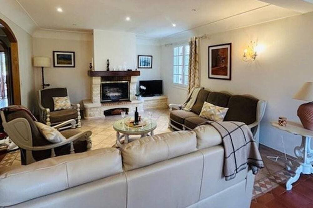 Foto 7 von 21: Geräumiges Haus mit privatem Pool und Internet in Villamblard
