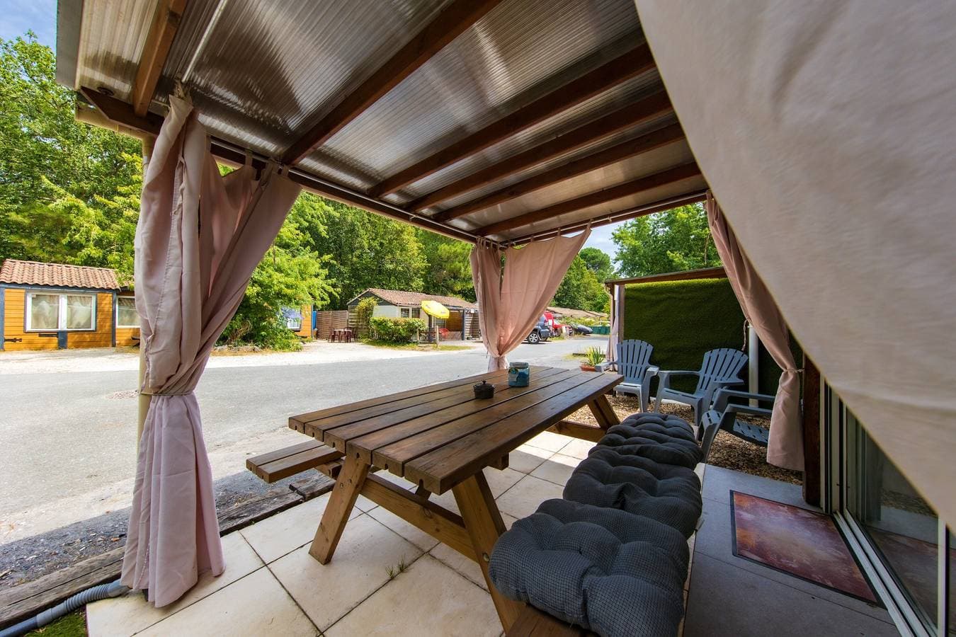Foto 11 von 33: Ferienwohnung 'Chalet B Village Vacances' mit Gemeinschaftspool, privater Terrasse und WLAN