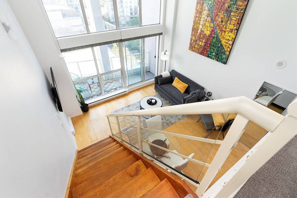 Foto 12 von 13: Modern Downtown Vancouver Loft. Parking included.