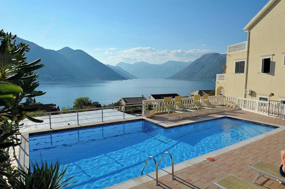 Luxus-Penthouse-Apartment, atemberaubender Blick auf die Bucht von Kotor, Gemeinschaftspool, WLAN 1