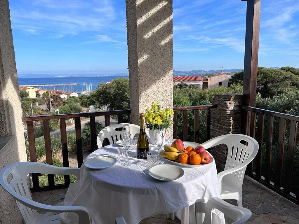 Foto 3 von 27: Appartement "Stintino Sea Front Apartments B" mit Meerblick, Balkon und gemeinsamem Garten