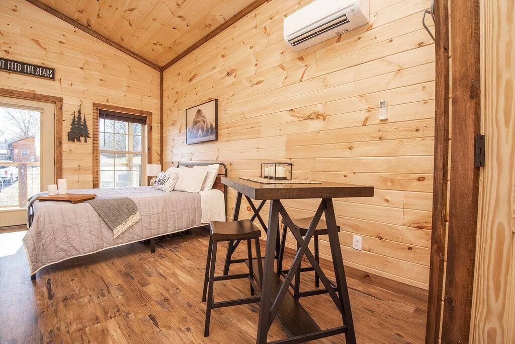 Foto 12 von 35: ⛰Romantic Tiny Home - Wi-Fi & Hot Tub & Fire Pit