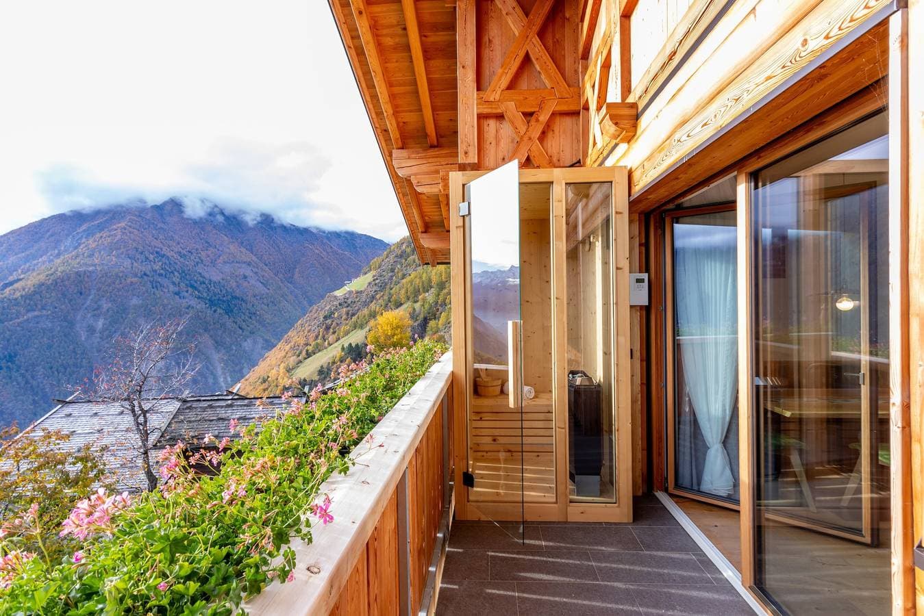 Foto 2 von 37: Apartment 'Waldes Duft - Patleidhof' mit Bergblick und privater Sauna am Balkon