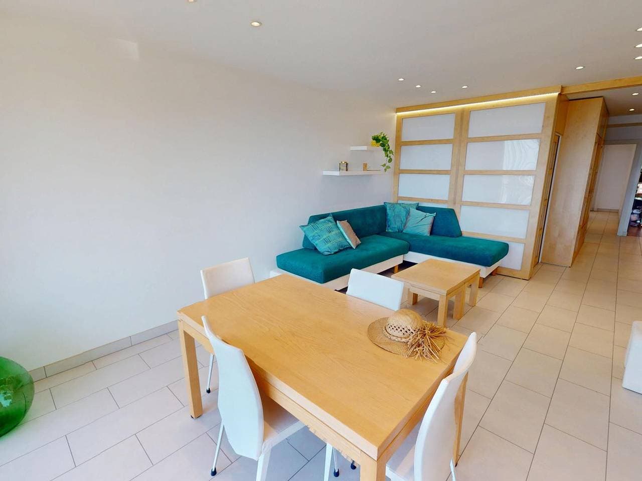Foto 3 von 17: Geräumiges renoviertes 2P mit Meerblick, Terrasse und Garage