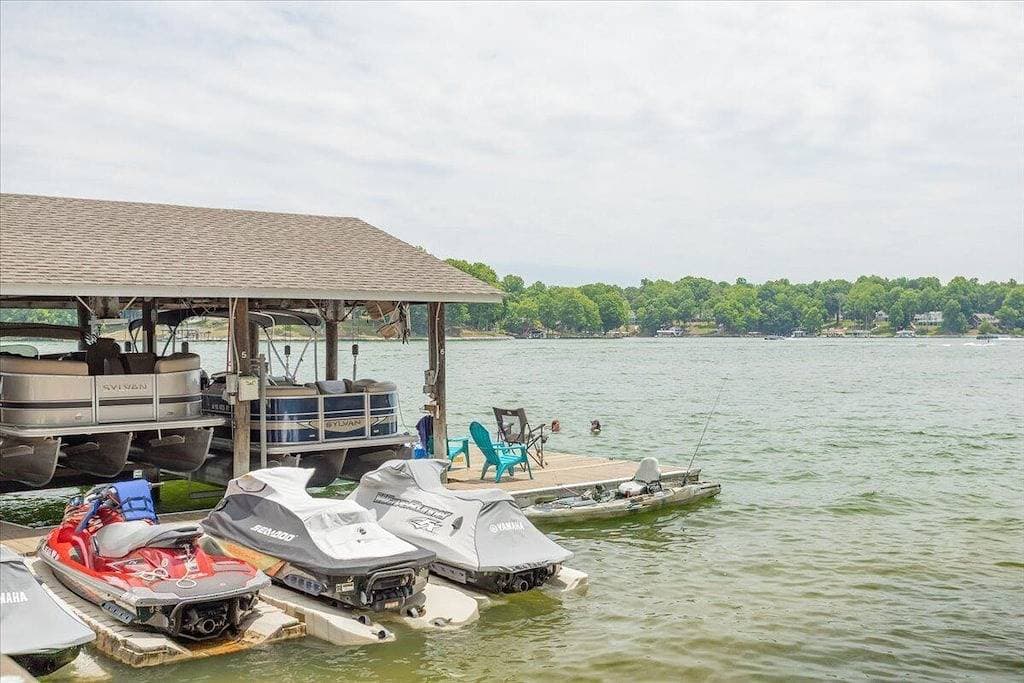 Foto 4 von 35: Lakefront Retreat at Smith Mountain Lake. Covered Boat Slip + Kayaks