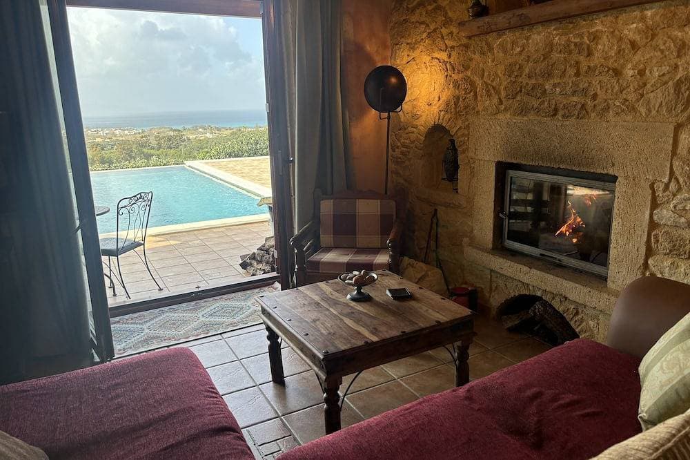 Foto 3 von 30: Panoramic luxury with heated infinity pool, sun deck, gym, bbq patio and garden