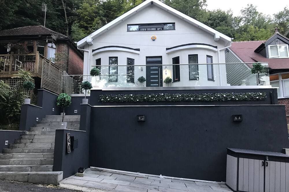 Foto 10 von 30: Artsy Retreat - Sleeps 4, Free Parking & Balcony