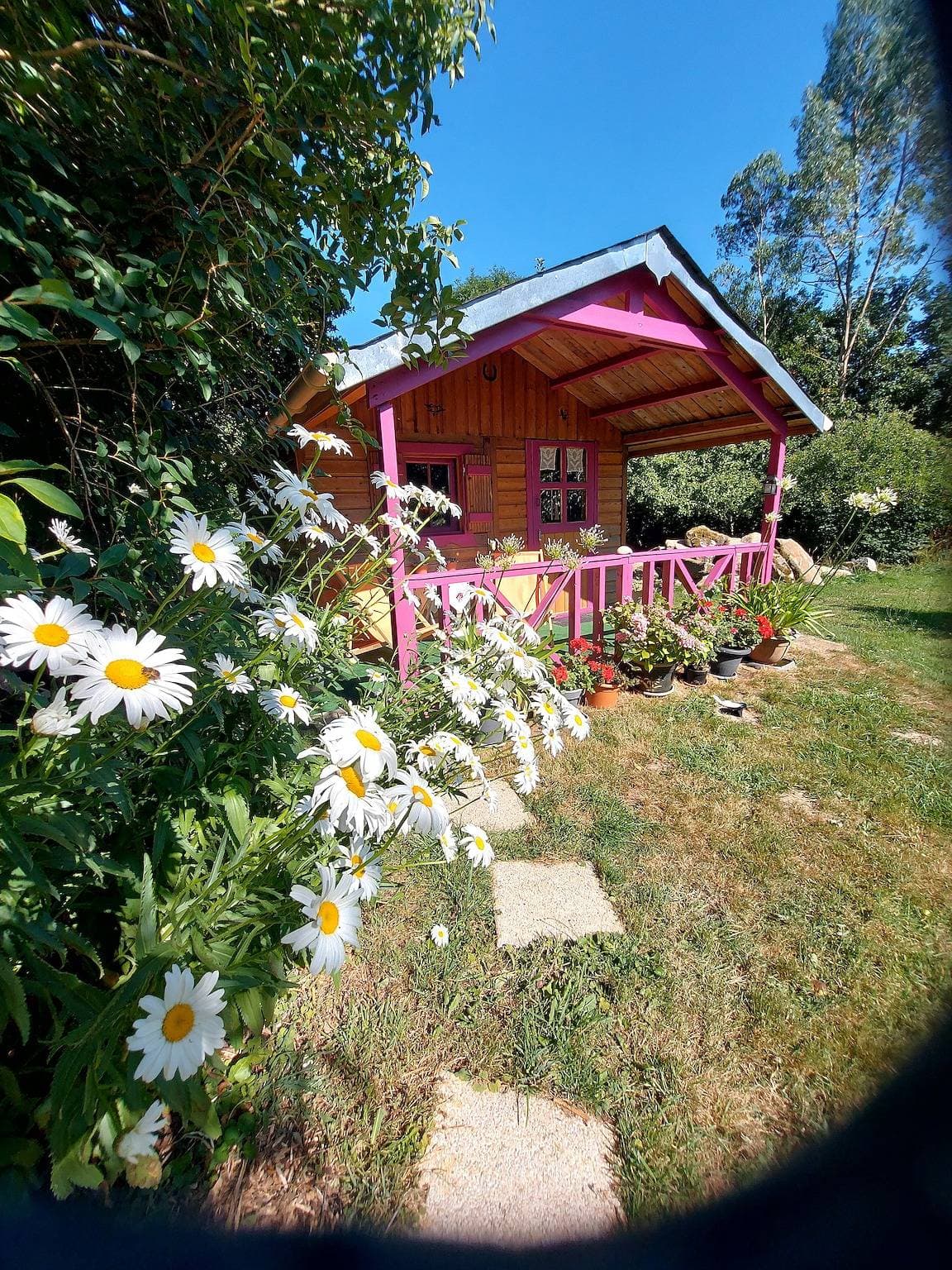 Foto 2 von 25: Chalet „Mitten in der Natur“ mit privater Terrasse, ruhiger Lage, Gemeinschaftsgarten & WLAN