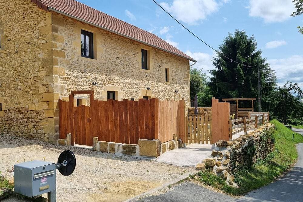 Gite in Sarlat in a renovated barn, 15 minutes' walk from the historic center. 1