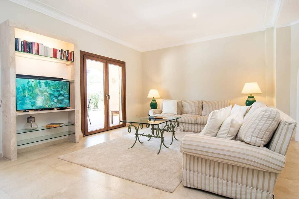 Foto 3 von 30: Lovely home in Cala Pi with private swimming pool, can be inside or outside