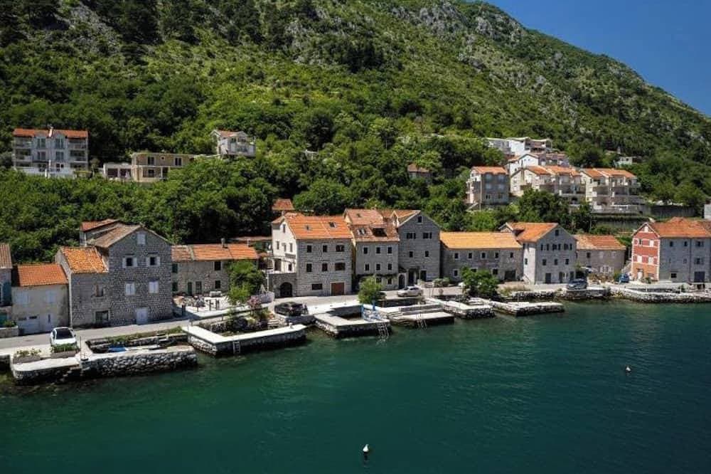 Foto 10 von 30: Historic Waterfront House — Authentic Stone Gem on the Stunning Bay of Kotor