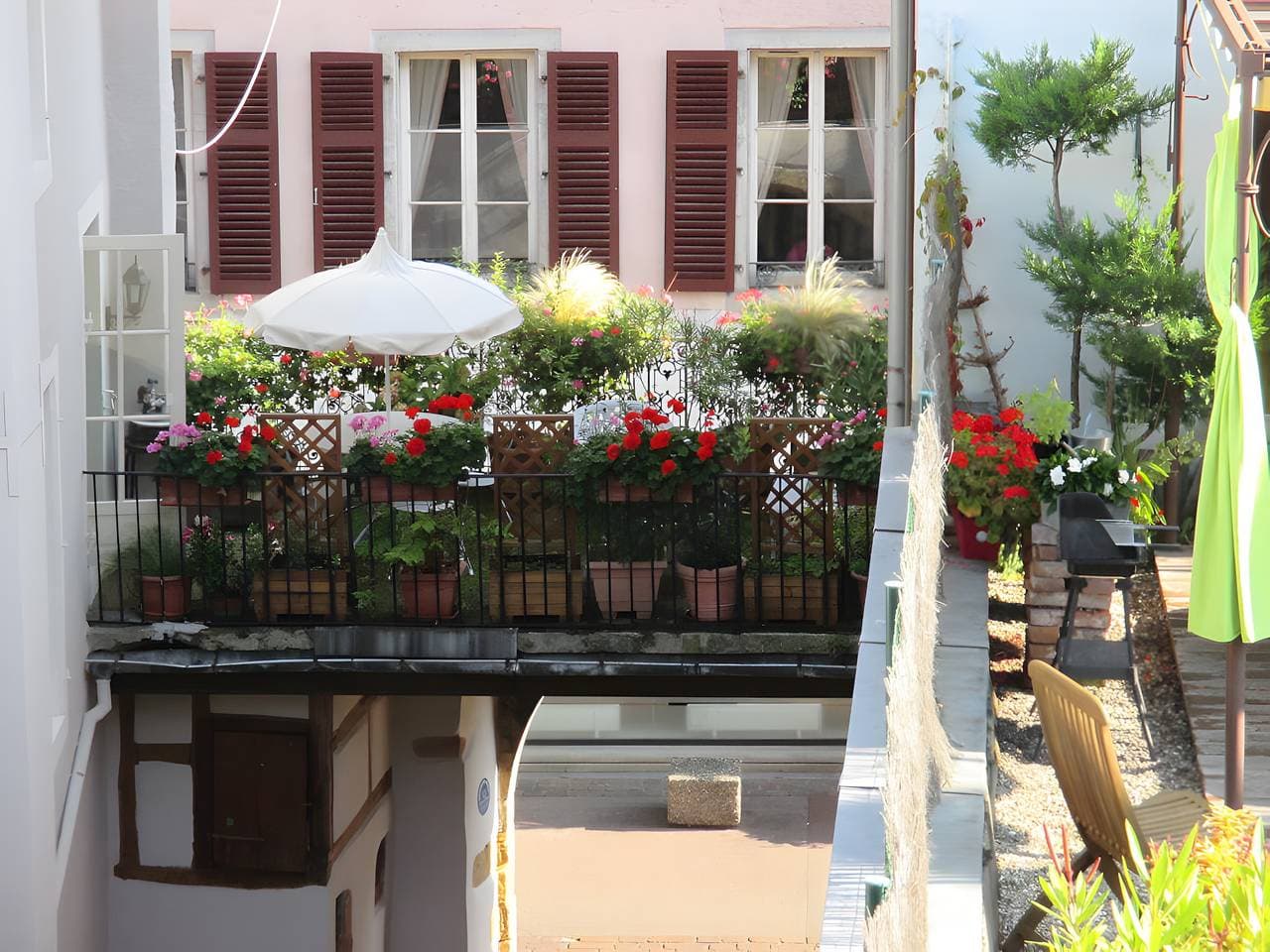Foto 5 von 28: Gästezimmer „Cour Du Weinhof – Zimmer Hansi“ mit gemeinsamer Terrasse und WLAN