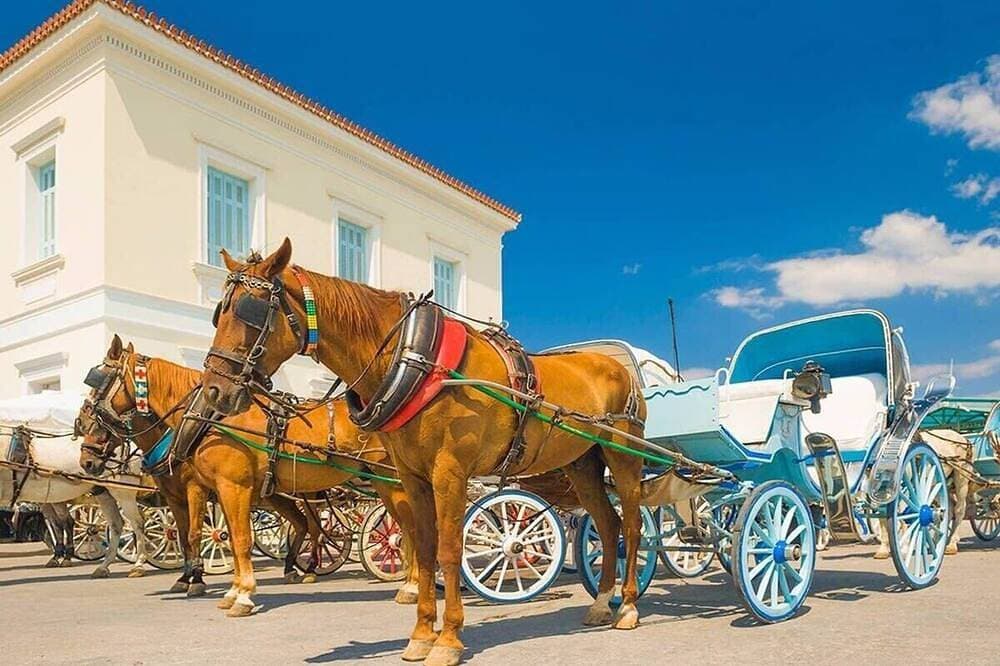 Foto 8 von 11: Mata, Feiertage in bunten Spetses