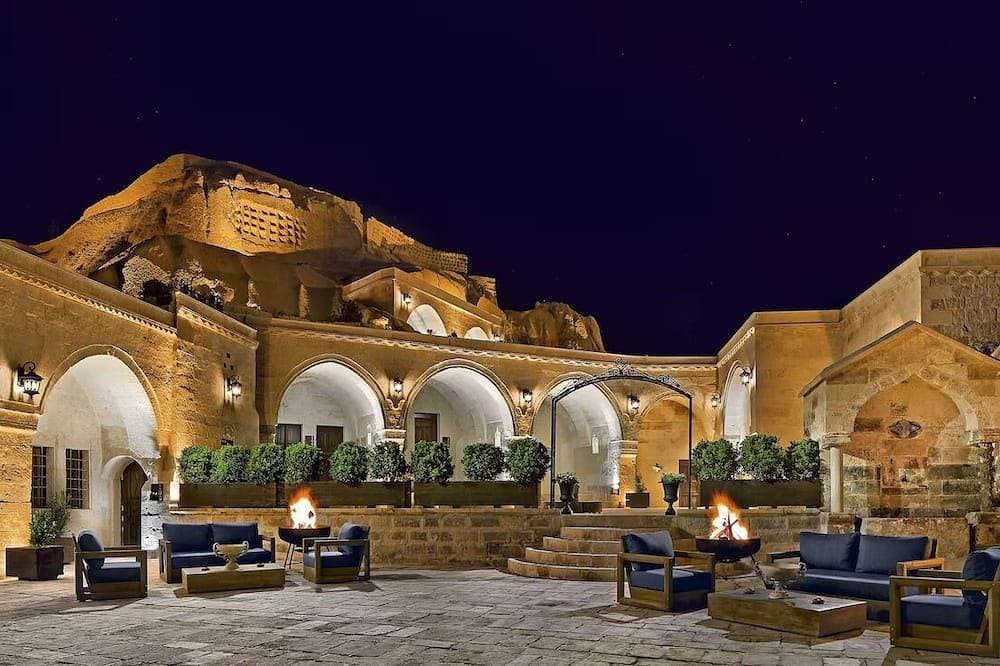 Historic Cave Room Retreat with Pool, Sauna & Elegant International Cuisines! 1