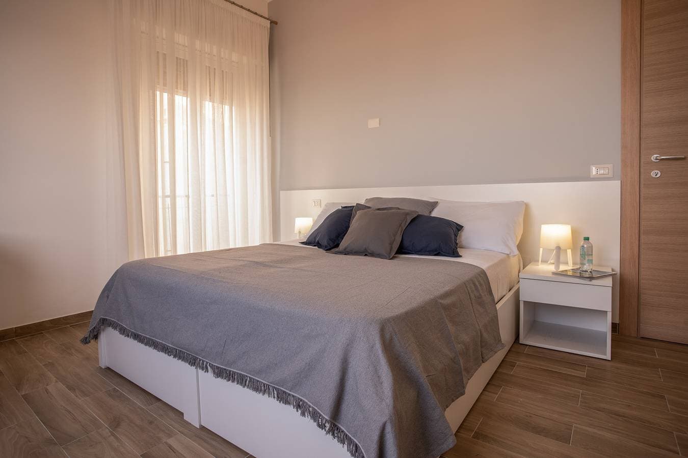 Foto 3 von 9: Seaview Rooms - Queen Room 2 - Loc