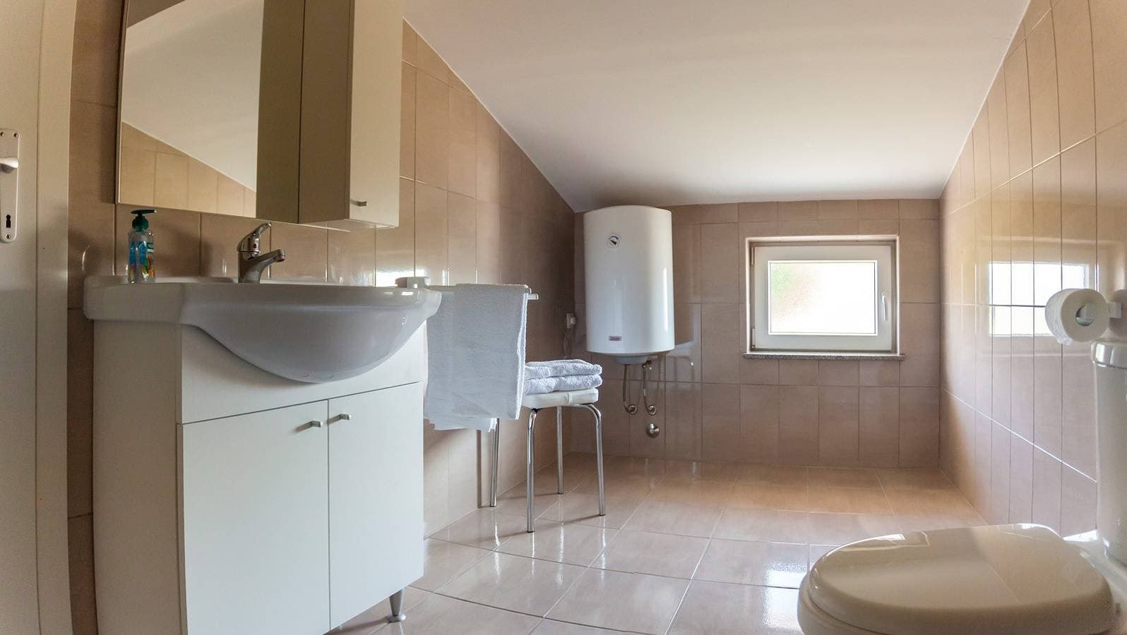 Foto 11 von 28: Geräumiges Apartment mit einem Schlafzimmer und Klimaanlage