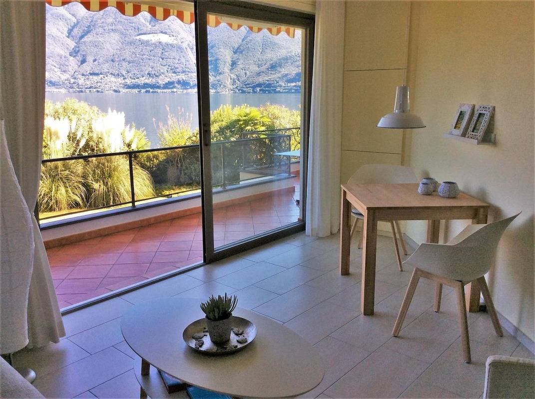 Foto 7 von 44: Ferienwohnung am Ufer des Lago Maggiore, grosse Terrasse mit Seeblick und Seezugang