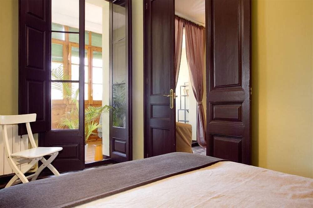 Art Nouveau 2 Bedroom in the Historic Eixample D.  Free luggage storage service. 1