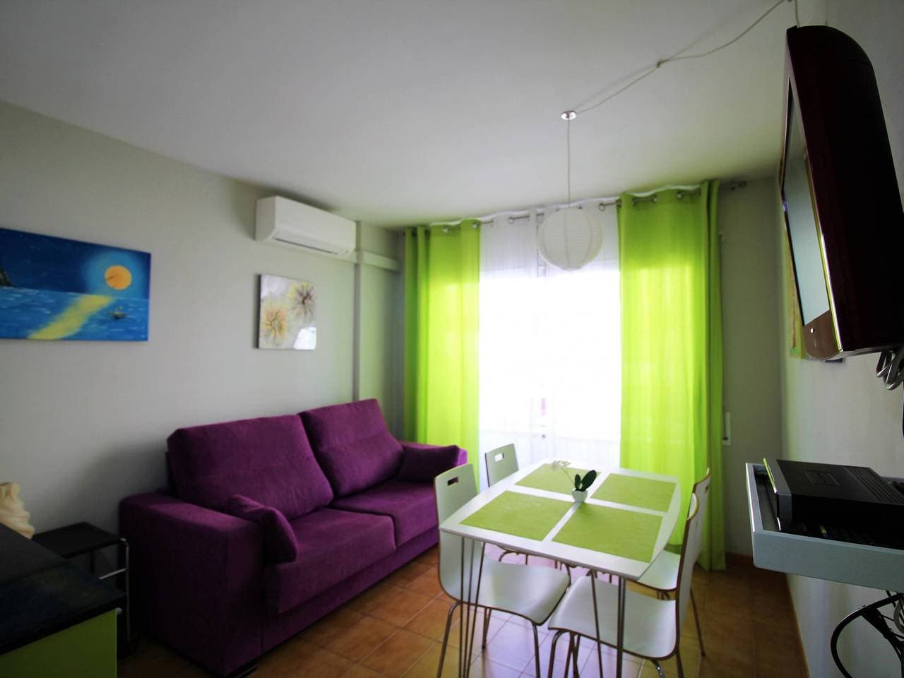 Foto 4 von 26: Renoviertes Studio mit Balkon im Zentrum von Roses, nahe Wanderwegen und Buchten. Klimaanlage, 4 Pers.